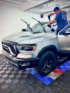 Aplicação de película nano cerâmica Window Blue no para-brisa de Ford Ram em Santa Felicidade, Curitiba.