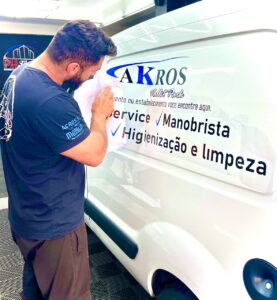 Aplicação de plotagem com recorte eletrônico em veículo comercial em Santa Felicidade, Curitiba.