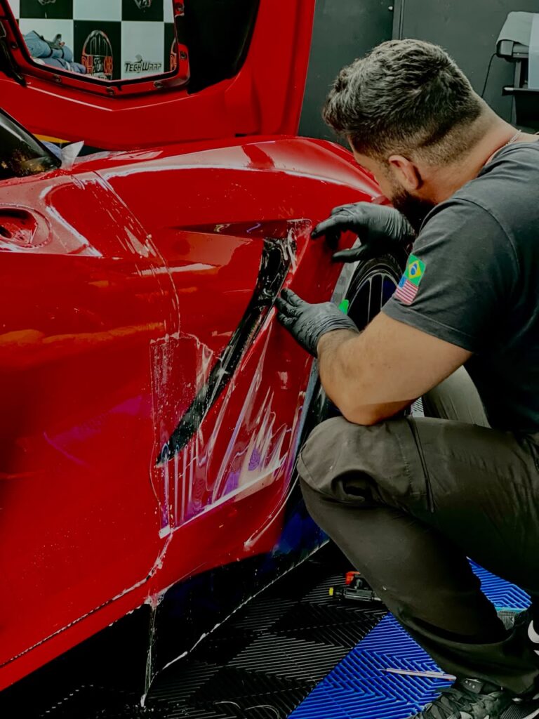 Aplicação profissional de PPF para proteção da pintura automotiva na PH FILMS CWB, em Curitiba.